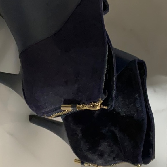 Me Too booties, Blue leather and real fur trim with back gold zipper. Size 10M - Picture 7 of 9